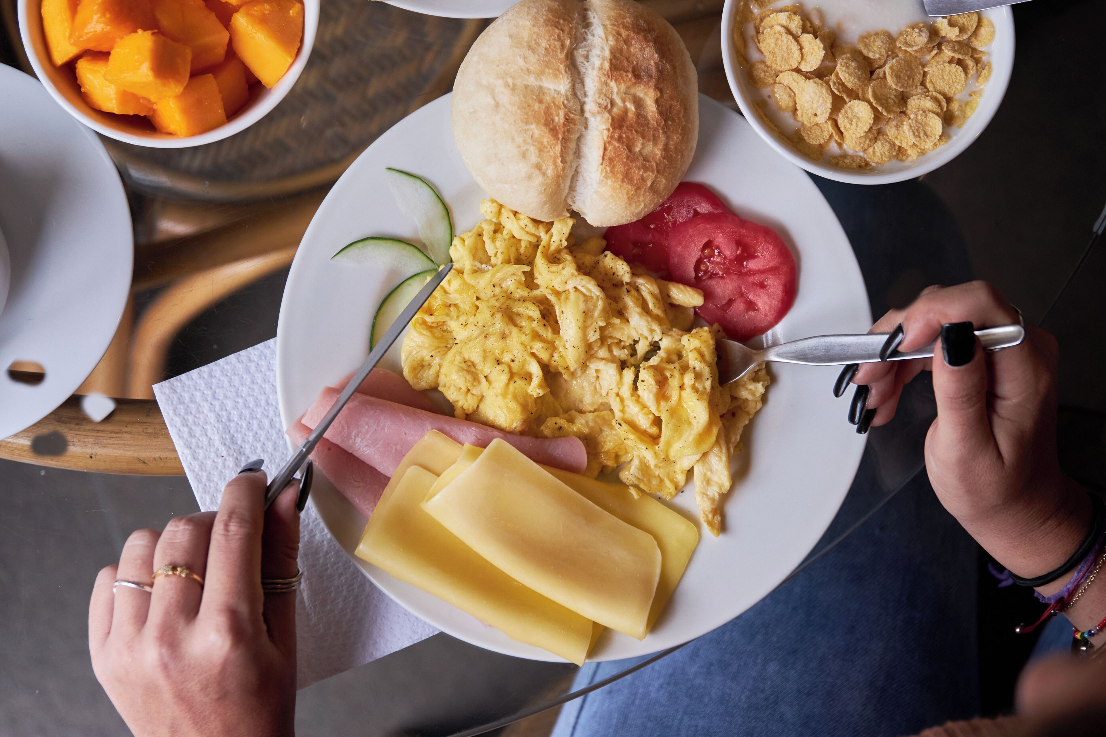 daily buffet breakfast (pen 29 per person)