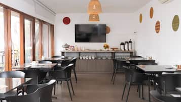 Petit déjeuner buffet servi tous les jours en supplément