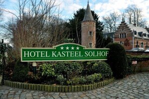 Une enseigne pour l’HÔTEL KASTEEL SOLHOF, avec une tour en arrière-plan.