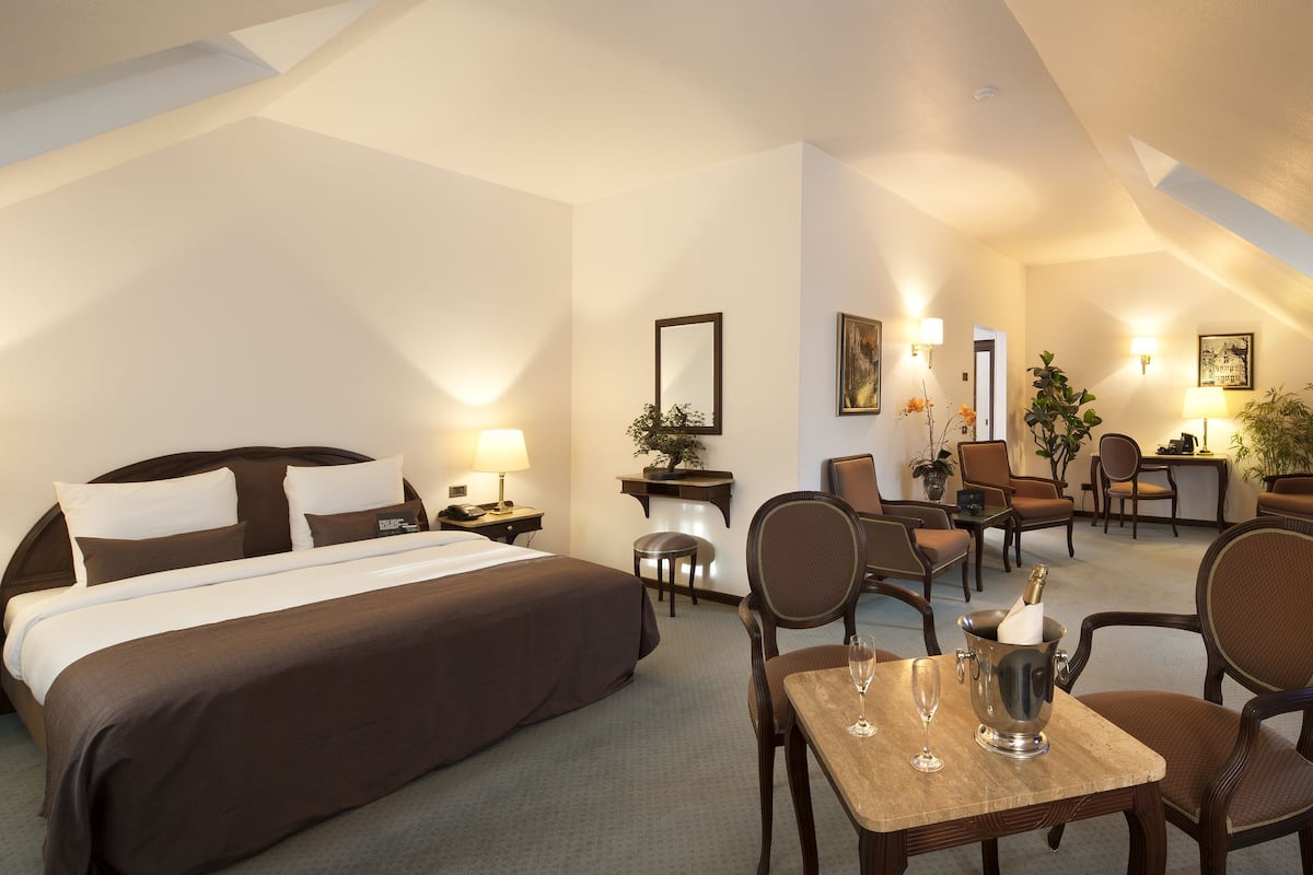 Suite | Minibar, in-room safe, desk, soundproofing
