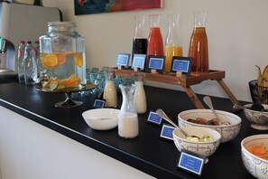 Petit déjeuner buffet (22 EUR par personne)