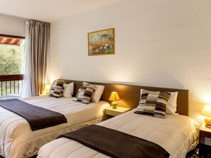 Chambre Triple | Bureau, fer et planche à repasser, Wi-Fi gratuit