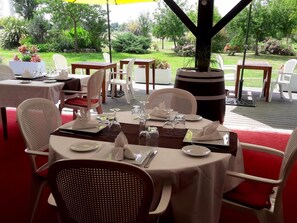 Outdoor dining - La Belle Poule (Rochefort)
