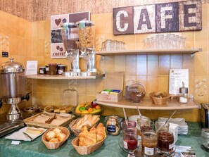 Buffet breakfast for a fee - La Belle Poule (Rochefort)
