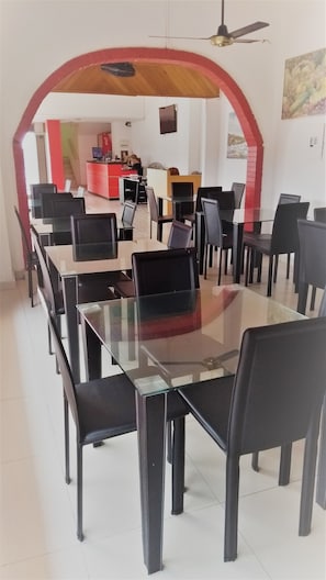 Breakfast, lunch and dinner served - Hotel Canadiense (Barranquilla)