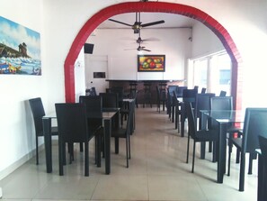 Breakfast, lunch and dinner served - Hotel Canadiense (Barranquilla)