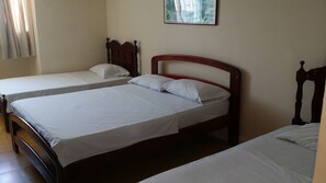 Triple Room | Desk, iron/ironing board, free cribs/infant beds - Hotel Canadiense (Barranquilla)