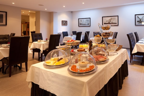 Se ofrece un desayuno bufé (24 EUR por persona)