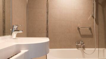 Dobbelt- eller tomannsrom | Bad | Toalettartikler (inkludert), hårføner, håndklær og såpe