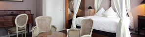 Minibar, in-room safe, desk, iron/ironing board - Hotel De Hofkamers (Ostend)