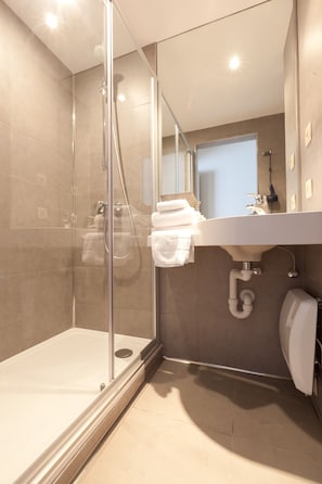 Artículos de higiene personal gratuitos, secador de pelo y toallas