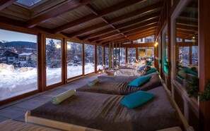 A cozy cabin with large windows, wooden beams, and a view of a snowy landscape. - Hotel Alpejski (Karpacz)