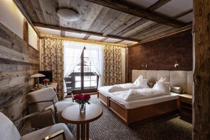 Minibar, in-room safe, desk, free WiFi