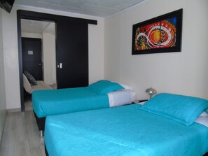 Apartemen Keluarga, 2 kamar tidur | Tempat tidur Select Comfort, minibar, brankas, dan meja kerja