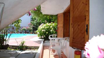 Surmatelas, coffres-forts dans les chambres, fer et planche Ă repasser