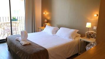 Phòng đôi tiện nghi đơn giản | Trang trí khác biệt, trang bị nội thất với thiết kế riêng biệt, bàn