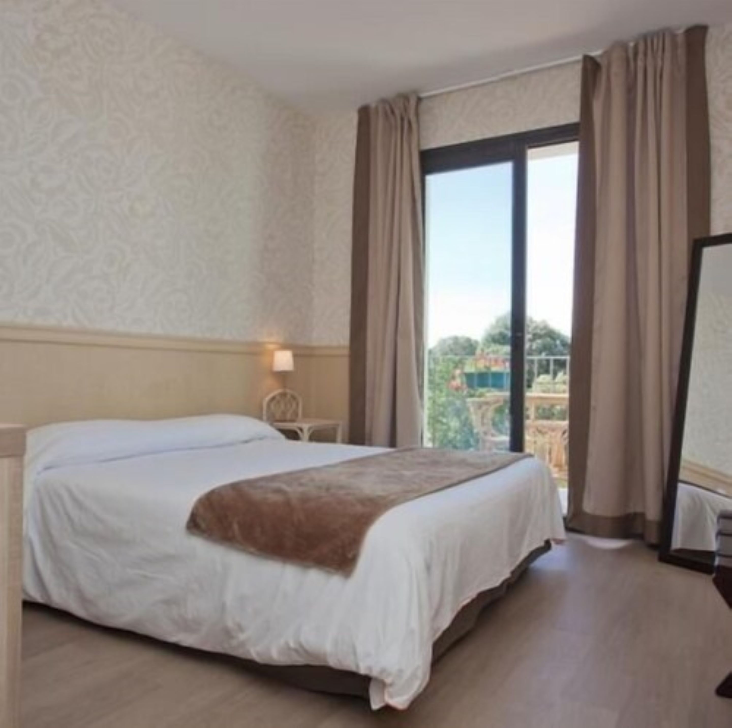 1 bedroom, individually decorated, individually furnished, desk