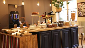 A kitchen counter with various food items and kitchen appliances. - Sole e Monti (Quenza)