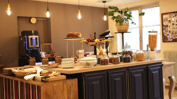 Daily continental breakfast (EUR 15 per person)