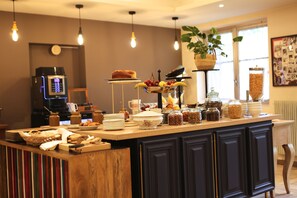 Petit déjeuner continental (15 EUR par personne)