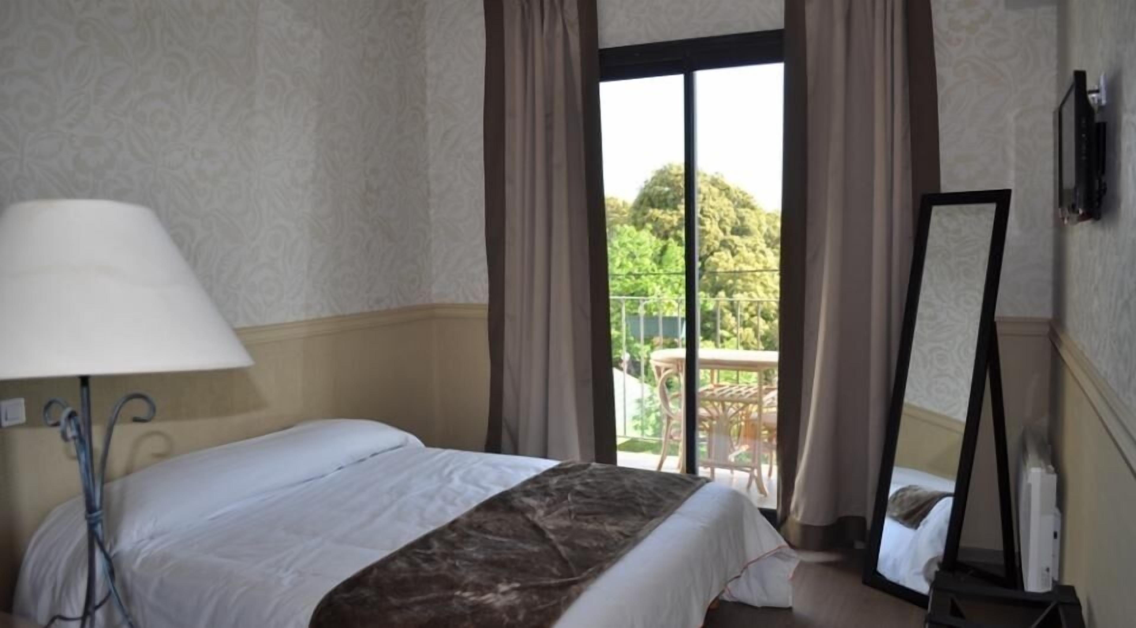 1 bedroom, individually decorated, individually furnished, desk