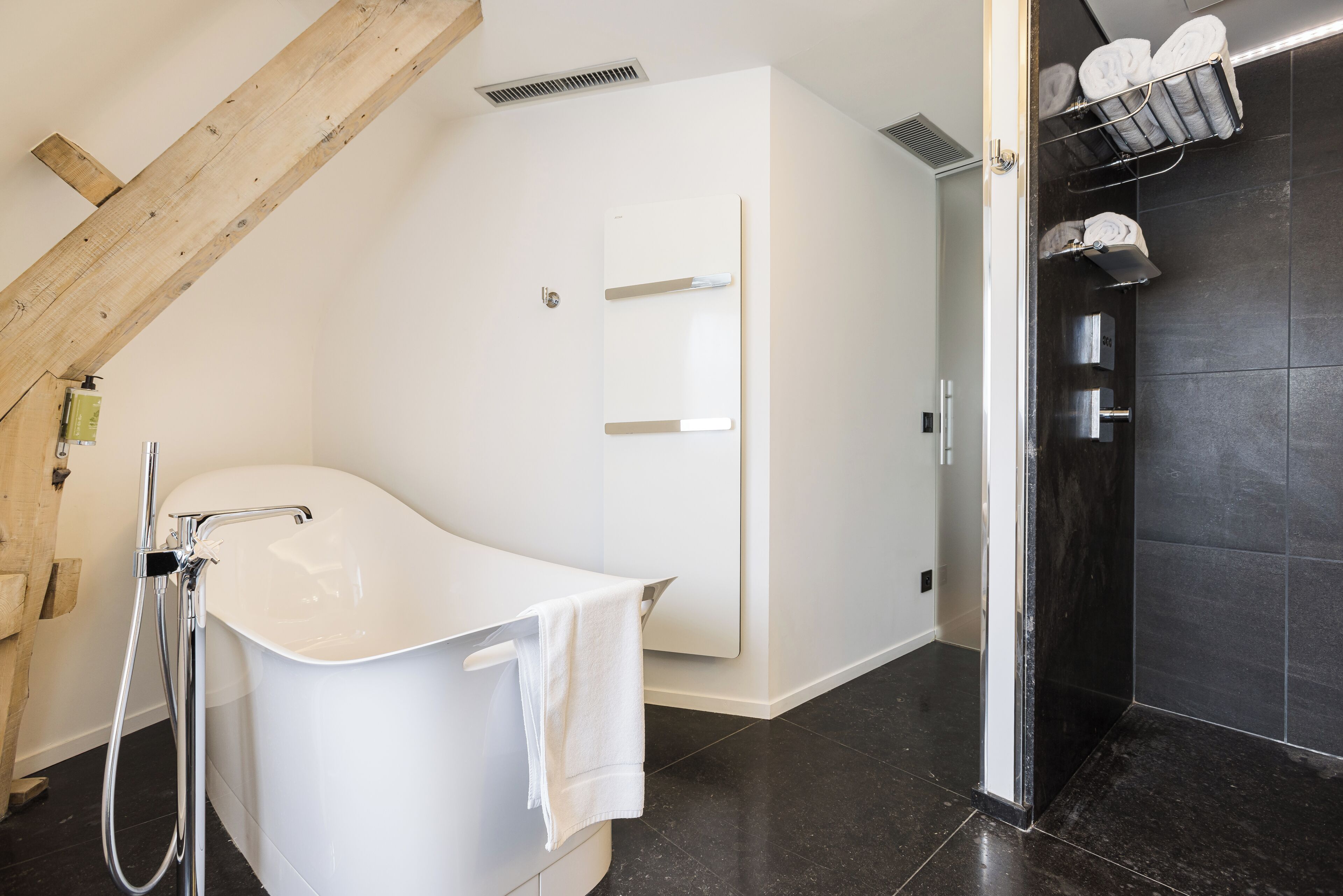 suite (plaza) | bathroom | free toiletries, hair dryer, bathrobes, slippers