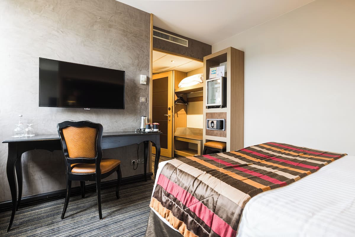 Habitación (Business Premier) | Ropa de cama de alta calidad, minibar, caja fuerte y escritorio