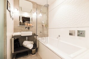 Habitación (Executive Premier) | Baño | Amenidades de baño gratuitas, secadora de cabello, batas, pantuflas 
