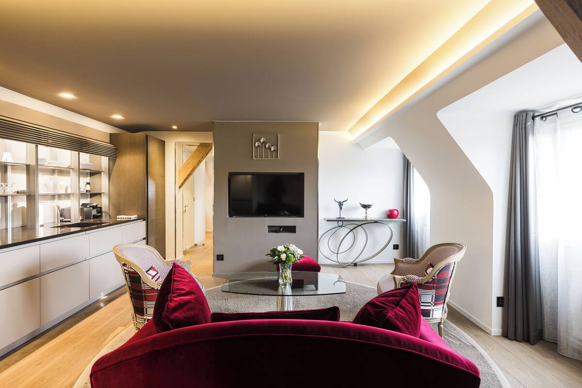 suite (plaza) | living area | flat-screen tv