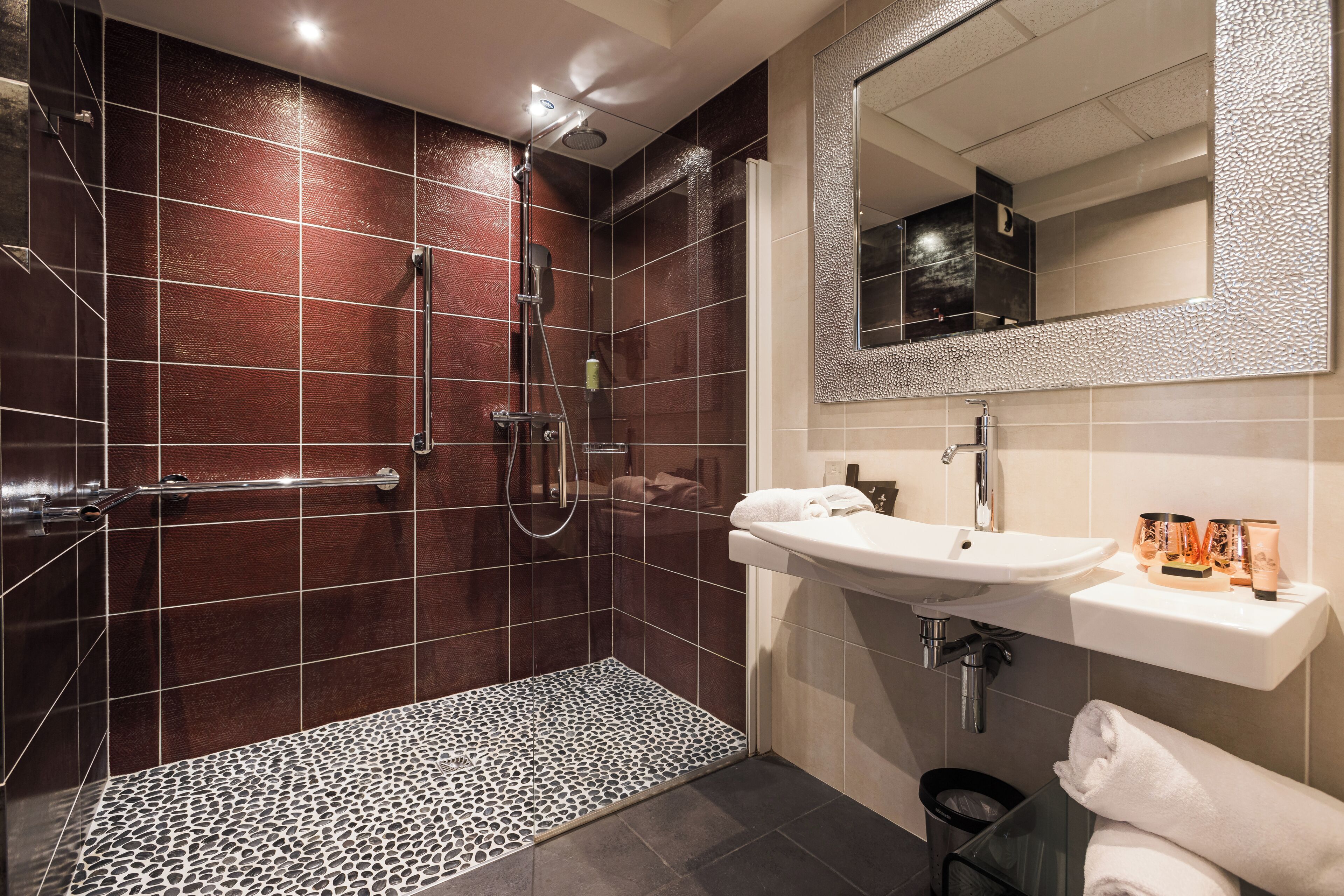 room (prestige) | bathroom | free toiletries, hair dryer, bathrobes, slippers