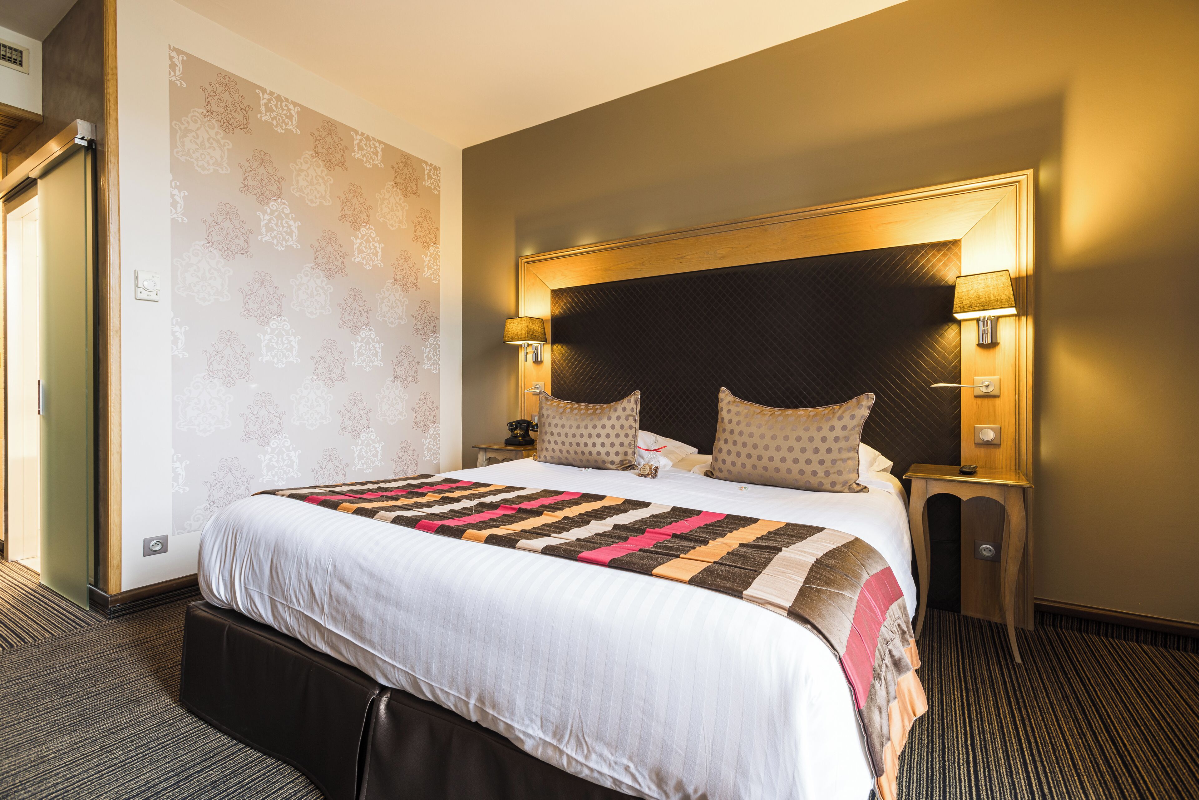 room (executive premier) | premium bedding, minibar, in-room safe, desk