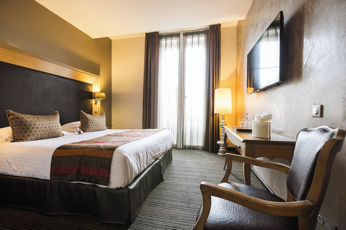 room (executive premier) | premium bedding, minibar, in-room safe, desk