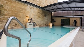 Inomhuspool, en sÀsongsöppen utomhuspool, parasoller och solstolar