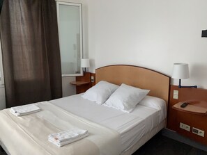 Desk, iron/ironing board, rollaway beds, free WiFi - Mondial Hotel (Le Havre)