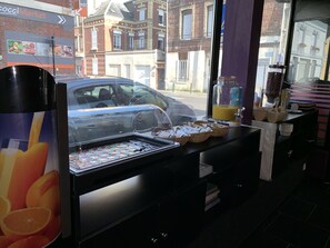 Breakfast area - Mondial Hotel (Le Havre)