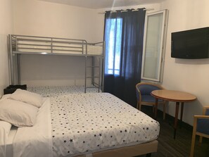 Triple Room | Desk, iron/ironing board, rollaway beds, free WiFi - Mondial Hotel (Le Havre)