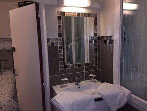 Douche, articles de toilette gratuits, serviettes fournies