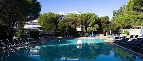 Piscine extérieure (ouverte en saison), parasols de plage