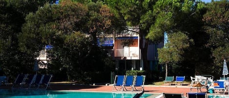 Een seizoensgebonden buitenzwembad, parasols voor strand/zwembad