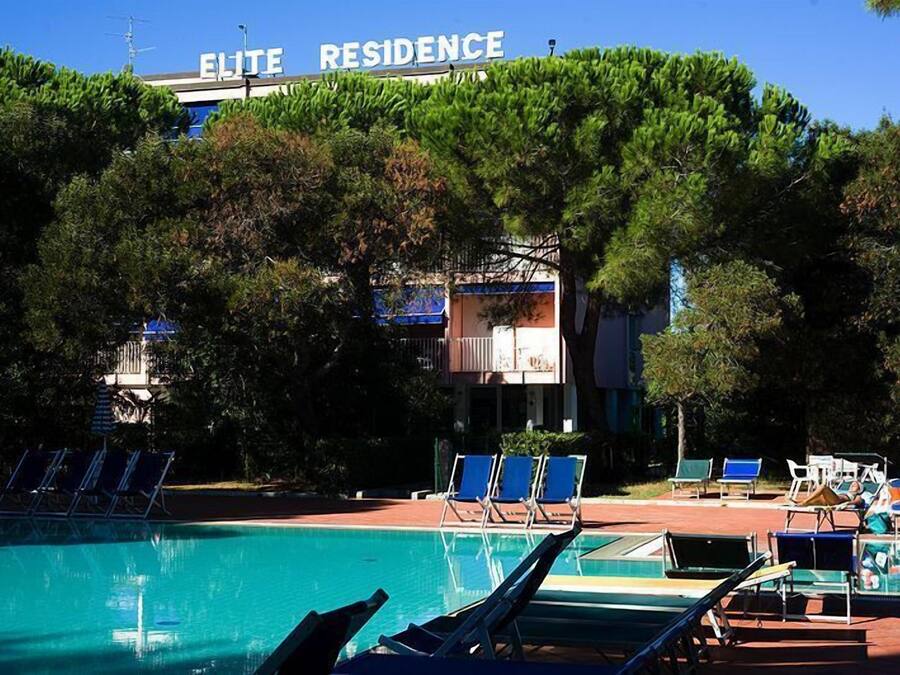 Piscina stagionale all'aperto, ombrelloni da piscina, lettini