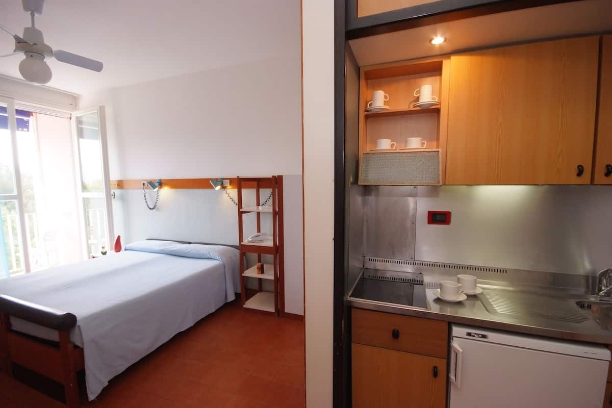 Studio | Een kluis op de kamer, een bureau, gratis babybedden