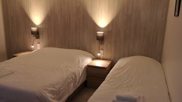 Een bureau, geluiddichte muren, een strijkplank/strijkijzer, gratis wifi