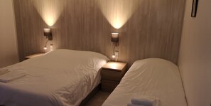 Desk, soundproofing, iron/ironing board, free WiFi - Hôtel Restaurant Le Cheval Blanc (Cerizay)