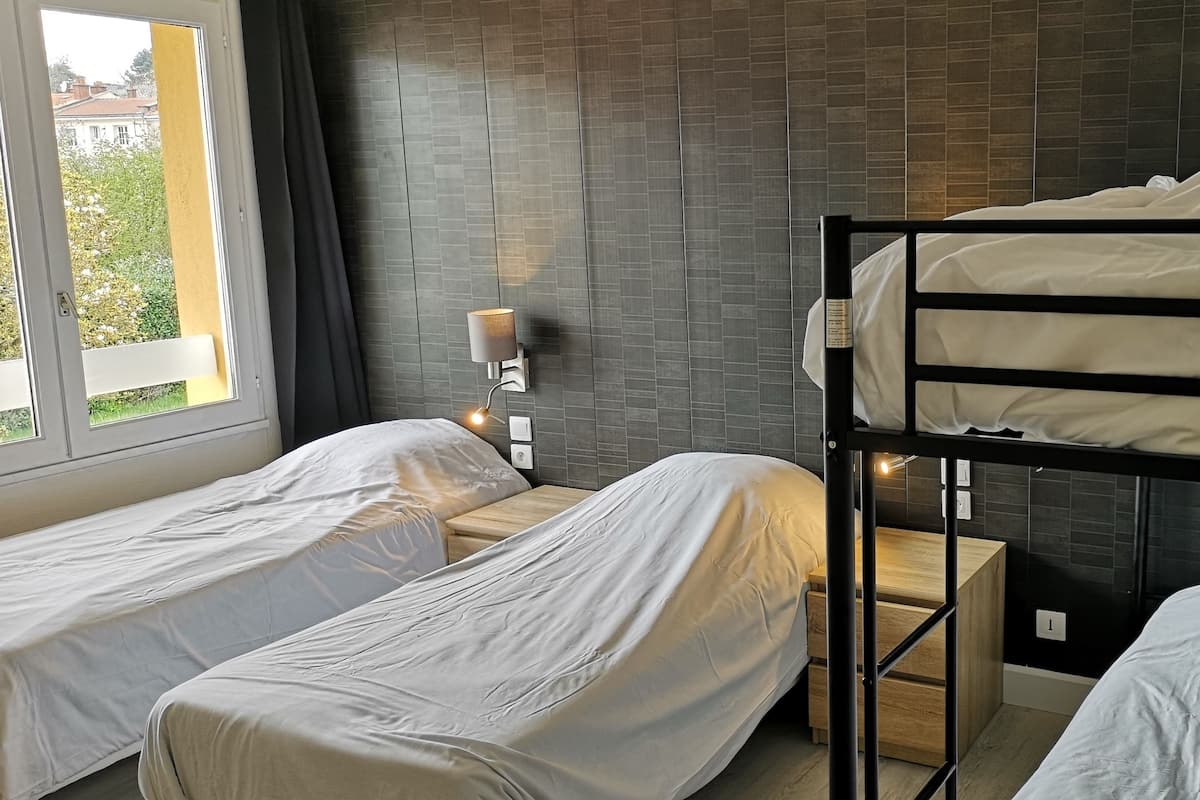 Quadruple Room | Desk, soundproofing, iron/ironing board (on request), WiFi (free)