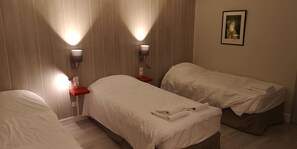 Triple Room | Desk, soundproofing, iron/ironing board, free WiFi - Hôtel Restaurant Le Cheval Blanc (Cerizay)