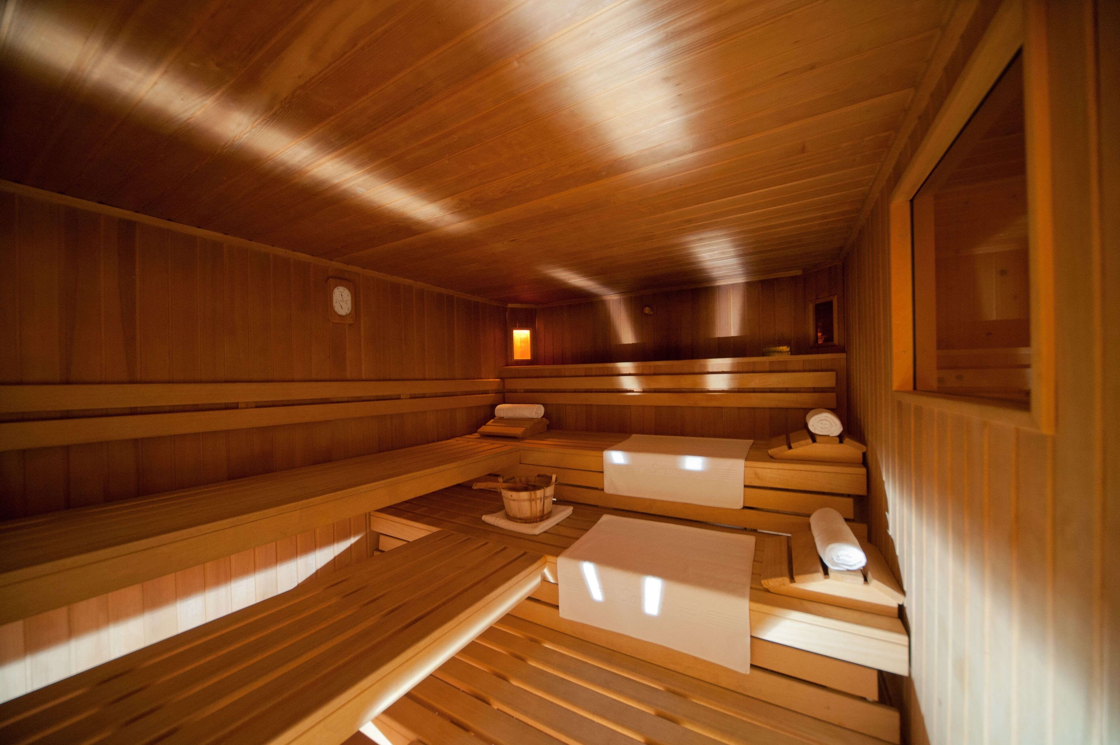 Een sauna, massage- en behandelingsruimtes, massagebehandelingen