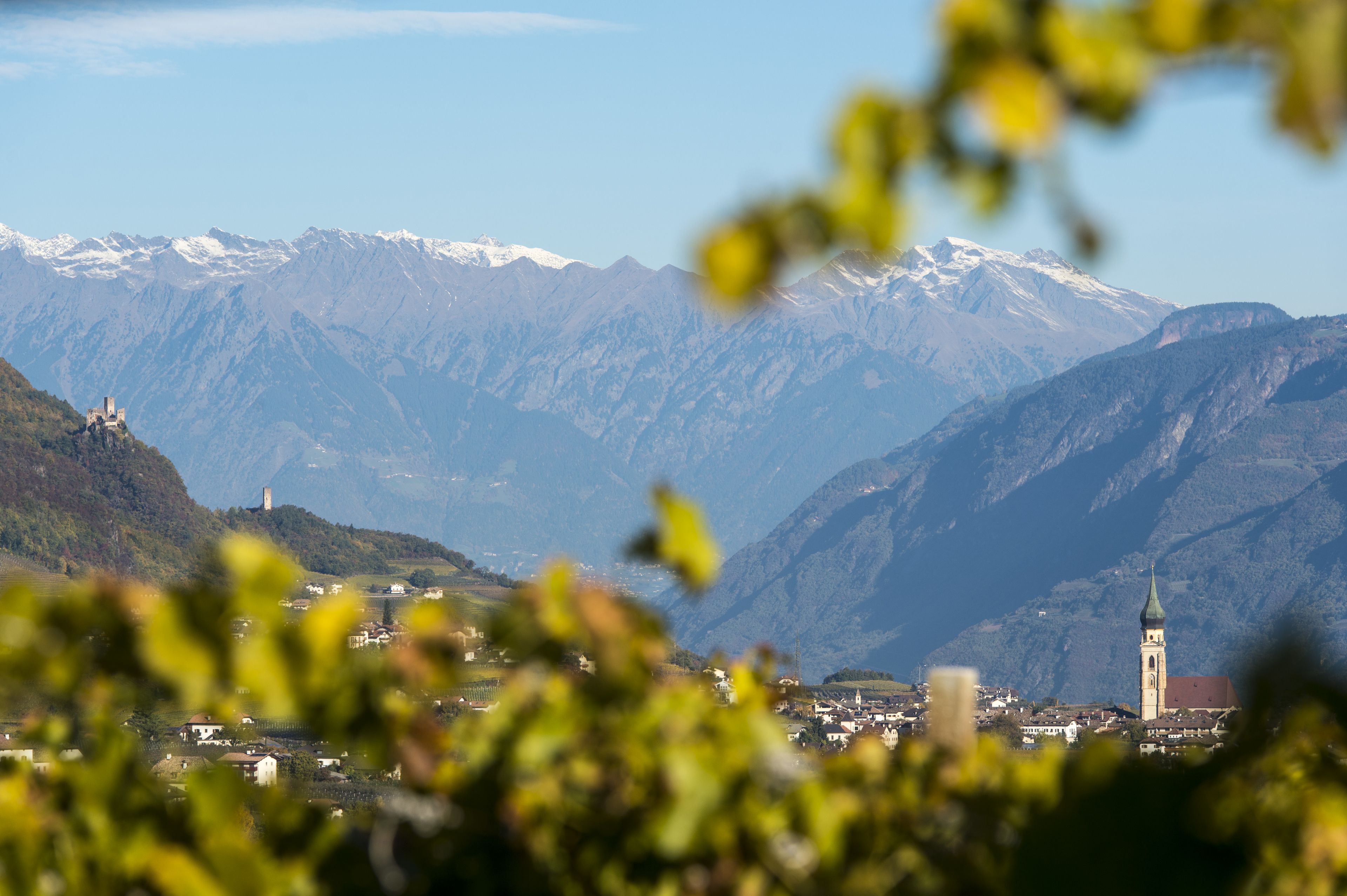 Paesaggio montuoso con una chiesa e un castello.