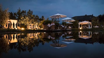 Innenpool, Außenpool (je nach Saison geöffnet), Liegestühle