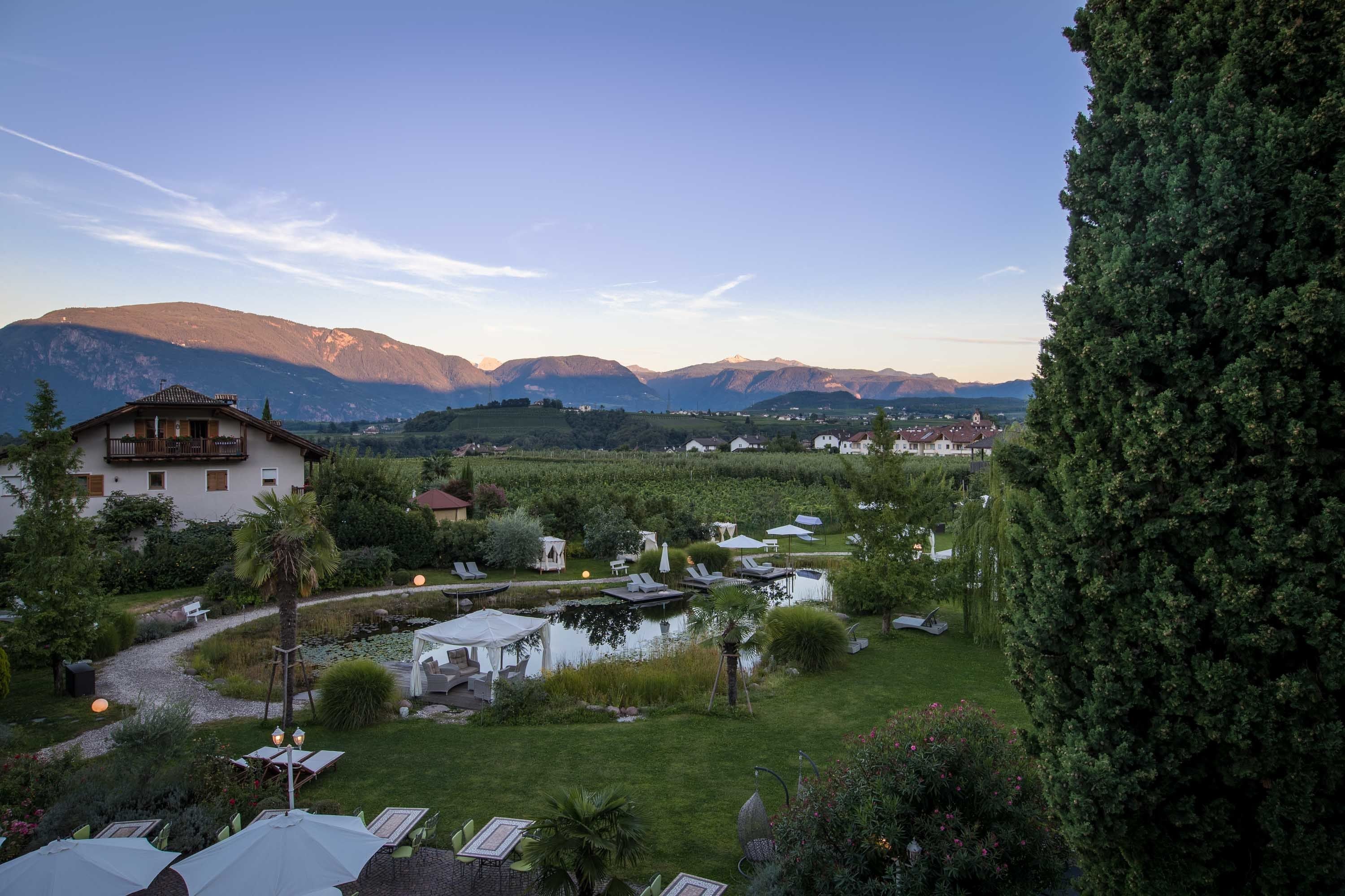 Un hôtel doté d’un jardin, d’un espace extérieur aménagé et offrant une vue sur les montagnes.