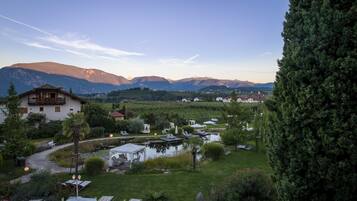 Un hôtel doté d’un jardin, d’un espace extérieur aménagé et offrant une vue sur les montagnes.
